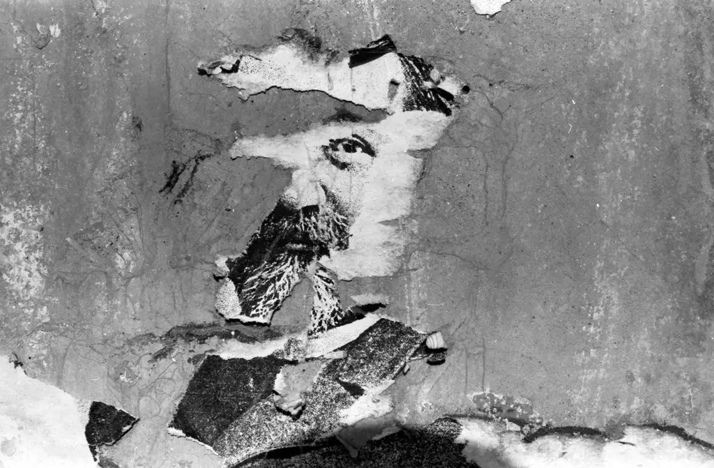 გადახეული პლაკატი